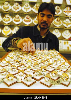 Bildnummer: 55682070 Datum: 06.08.2011 Copyright: imago/Xinhua (110806) -- QUETTA, 6 agosto 2011 (Xinhua) -- Un negoziante organizza anelli d'oro in un negozio nel sud-ovest del Pakistan S Quetta 6 agosto 2011. Il prezzo dell'oro ha raggiunto il massimo storico di rupie pakistane 53.400 (US$628) a tola o 10 grammi, che è il peso di riferimento nel paese. (Xinhua/Hassan)(cl) PAKISTAN-PREZZO ORO PUBLICATIONXNOTXINXCHN Wirtschaft Gesellschaft Gold Schmuck Goldschmuck Einzelhandel xbs x0x 2011 cannello Bildnummer 55682070 Data 06 08 2011 Copyright Imago XINHUA Quetta Aug 6 2011 XINHUA un negoziante organizza anelli d'oro PRESSO Foto Stock