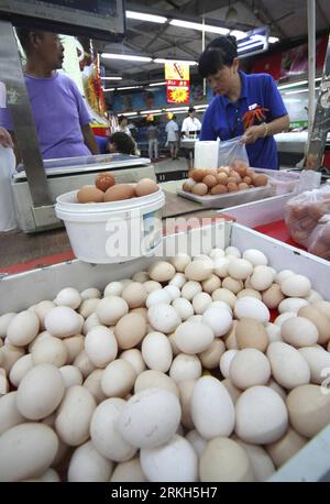 Bildnummer: 55686840  Datum: 07.08.2011  Copyright: imago/Xinhua (110809) -- NANTONG, Aug. 9 (Xinhua) -- An old man (L) buys eggs in a supermarket in Nantong City, east China s Jiangsu Province, Aug. 7, 2011. China s Consumer Price Index (CPI), a main gauge of inflation, accelerated to 6.5 percent in July, the National Bureau of Statistics (NBS) said on Tuesday. The stubbornly high inflation rate has been driven by increasing food costs, which rose by 14.8 percent in July from a year ago. (Xinhua/Ding Xiaochun) (ry) #CHINA-JIANGSU-CPI RISE (CN) PUBLICATIONxNOTxINxCHN Wirtschaft CHN Einzelhande Stock Photo