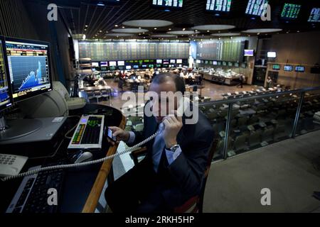 Bildnummer: 55686814  Datum: 09.08.2011  Copyright: imago/Xinhua (110808) -- BUENOS AIRES, Aug. 8, 2011 (Xinhua) -- A trader works at the stock market in Busnos Aires, Argentina, Aug. 8, 2011. Major stock indexes in Brazil and Argentina dropped more than 8 percent on Monday as the world stock markets tumbled following Standard & Poor s downgrading of the U.S. credit rating for the first time. (Xinhua/Martin Zabala) (zw) ARGENTINA-BUENOS AIRES-STOCK PUBLICATIONxNOTxINxCHN Wirtschaft Börse Gesellschaft Arbeitswelten Börsenhändler USA NYSE xjh x0x premiumd 2011 quer     Bildnummer 55686814 Date 0 Stock Photo