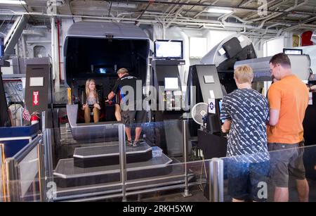 Bildnummer: 55687573 Datum: 07.08.2011 Copyright: imago/Xinhua (110809) - SAN DIEGO, 9 agosto 2011 (Xinhua) --Visitors experience flight control on USS Midway in San Diego, California il 7 agosto 2011. La USS Midway (CVB/CVA/CV-41) era una portaerei della United States Navy, la nave principale della sua classe, e la prima ad essere entrata in servizio dopo la fine della seconda guerra mondiale Attiva nella guerra del Vietnam e nell'operazione Desert Storm, è attualmente una nave museo presso il San Diego Aircraft Carrier Museum, a San Diego, in California. (Xinhua/Yang lei) (wf) U.S.-SAN DIEGO-MILITARY-MIDWAY PUBLICATIONxNOTxI Foto Stock