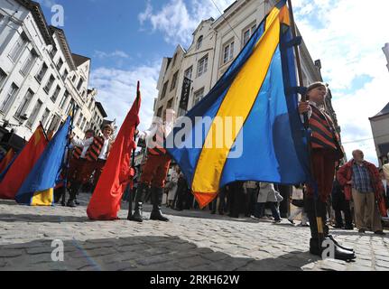 Bildnummer: 55687838  Datum: 09.08.2011  Copyright: imago/Xinhua (110809) -- BRUSSELS, August 9, 2011 (xinhua) -- Flag wavers march during the Mayboom defile at city center in Brussels, capital of Belgium, August 9, 2011. The history of the Meyboom (tree of May) can be trackd back until 1213. The tradition is to fight for the privilege by planting the tree before 5pm on August 9 every year, between the city of Brussels and its neighboring town Louvain. (Xinhua/Wu Wei) BELGIUM-BRUSSELS-FOLK-MEYBOOM PUBLICATIONxNOTxINxCHN Gesellschaft Tradition Maibaum Fest Volksfest Fahnen Fahnenschwinger x0x x Stock Photo