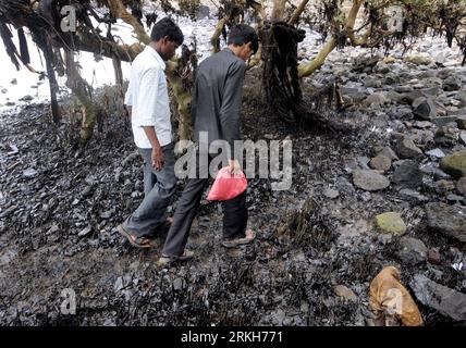 Bildnummer: 55690602  Datum: 10.08.2011  Copyright: imago/Xinhua (110811) -- MUMBAI, Aug. 11, 2011 (Xinhua) -- Two residents tread across an oil-polluted area in Bandra, west India s Mumbai, Aug. 10, 2011. A sunken cargo ship started to leak fuel oil since the night of August 6 after sinking in about 20 nautical miles off Mumbai on August 4, with oil pollutants found on the city s shores and nearby waters. (Xinhua) (lmm) INDIA-MUMBAI-OIL LEAK-POLLUTION PUBLICATIONxNOTxINxCHN Gesellschaft Umwelt Umweltverschmutzung Öl Ölpest premiumd xbs 2011 quer     Bildnummer 55690602 Date 10 08 2011 Copyrig Stock Photo