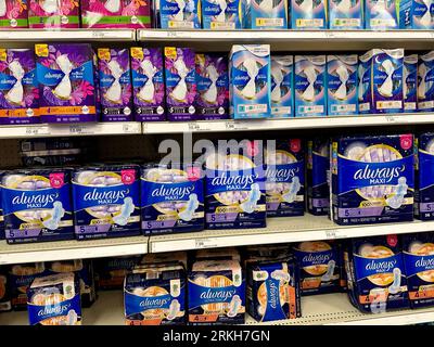 I maxi pad sono sempre collocati su uno scaffale del punto vendita Foto Stock