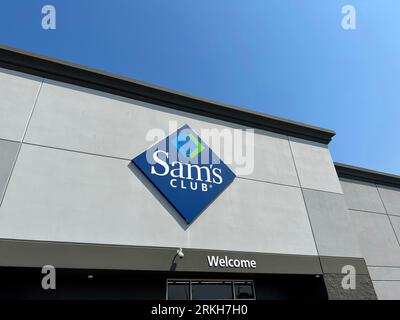 Esterno del Sam's Club, niente gente, contro il cielo blu Foto Stock