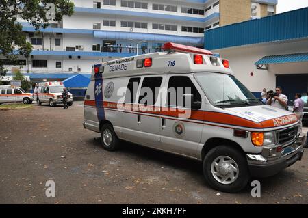 Bildnummer: 55706319  Datum: 10.08.2011  Copyright: imago/Xinhua (110811) -- PANAMA, Aug. 11, 2011 (Xinhua) -- Ambulances arrive to start the patients evacuation from the Othopedic s Intensive Care Unit (ICU) at the Social Security health network Arnulfo Arias Madrid Hospital Center to the 24 December Regional Teaching Hospital, in Panama city, capital of Panama, on Aug. 10, 2011. The Disaster Department is in charge of the disinfection at the ICU, after 21 patients died and more than 50 were insulated due to a Klebsiella Pneumoniae Carbapenemase bacteria outbreak. (Xinhua/Mauricio Valenzuela) Stock Photo