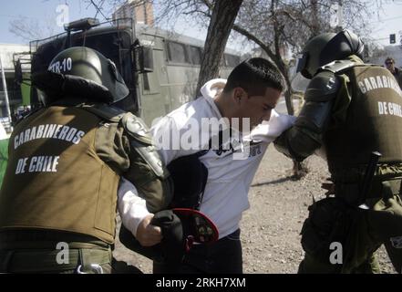 Bildnummer: 55706399 Datum: 11.08.2011 Copyright: imago/Xinhua (110811) - SANTIAGO, 11 agosto 2011 (Xinhua) - Un manifestante viene arrestato dalla polizia antisommossa mentre gli studenti delle scuole superiori protestano contro le politiche educative del governo a Santiago, capitale del Cile, l'11 agosto 2011. Le proteste e le manifestazioni si tengono da più di due mesi. (Xinhua/Victor Rojas) CILE-SANTIAGO-EDUCAZIONE-PROTESTA PUBLICATIONxNOTxINxCHN Politik Gesellschaft protesta Ausschreitungen Krawalle Unruhen Bildung Universität Studentenprotest xjh premiumd 2011 quer o0 Bildungsproteste Festnahme Bildnummer Foto Stock