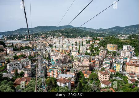 Vista aerea della funivia Rapallo Montallegro in Italia. Foto Stock