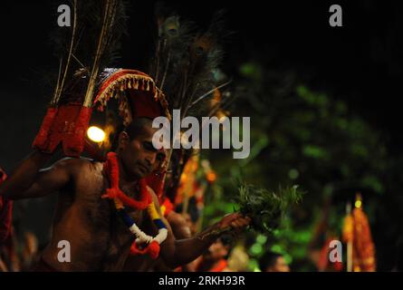 Bildnummer: 55740859  Datum: 13.08.2011  Copyright: imago/Xinhua (110814) -- KANDY, Aug. 14, 2011 (Xinhua) -- Sri Lankan traditional dancers perform in front of the historic Buddhist Temple of the Tooth, as they take part in a procession during the Esala Perahera festival in Kandy, central Sri Lanka, Aug. 13, 2011. The festival features a nightly procession of Kandyan dancers, fire twirlers, traditional musicians, acrobatic fire performers and elephants and draws thousands of tourists and spectators from around the island. (Xinhua/Pushpika Karunaratne) (zf) SRI LANKA-KANDY-PERAHERA FESTIVAL PU Stock Photo