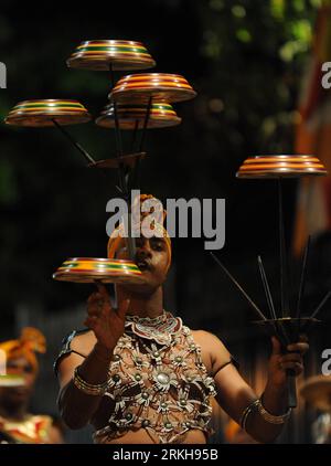 Bildnummer: 55740865  Datum: 13.08.2011  Copyright: imago/Xinhua (110814) -- KANDY, Aug. 14, 2011 (Xinhua) -- A Sri Lankan traditional dancer performs in front of the historic Buddhist Temple of the Tooth, as he takes part in a procession during the Esala Perahera festival in Kandy, central Sri Lanka, Aug. 13, 2011. The festival features a nightly procession of Kandyan dancers, fire twirlers, traditional musicians, acrobatic fire performers and elephants and draws thousands of tourists and spectators from around the island. (Xinhua/Pushpika Karunaratne) (zf) SRI LANKA-KANDY-PERAHERA FESTIVAL P Stock Photo