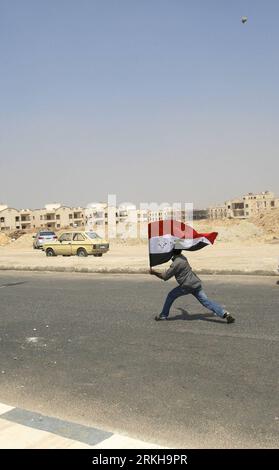 Bildnummer: 55768619 Datum: 15.08.2011 Copyright: imago/Xinhua (110815) -- CAIRO, 15 agosto 2011 (Xinhua) -- Un uomo sbatte una bandiera durante gli scontri fuori dall'accademia di polizia del Cairo, capitale dell'Egitto, 15 agosto 2011. Il presidente del giudice Ahmed Refaat ha detto che il processo dell'ex presidente egiziano Hosni Mubarak è stato rinviato fino al 5 settembre e si è deciso di non trasmettere in diretta i prossimi processi di Mubarak e dei suoi seguaci. (Xinhua/Cai Yang) (zf) EGYPT-CAIRO-MUBARAK TRIAL-CLASH PUBLICATIONxNOTxINxCHN Gesellschaft Politik Unruhen Straßenkämpfe Ausschreitungen Mubarak Prozess Prozess protesta x0x xst premiumd 2011 hoch Ciao Foto Stock