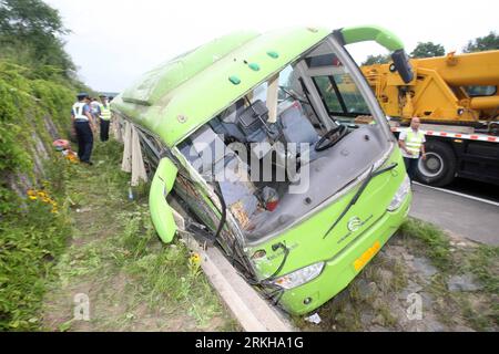 Bildnummer: 55768640 Datum: 15.08.2011 Copyright: imago/Xinhua (110815) -- CHANGCHUN, 15 agosto 2011 (Xinhua) -- Un autobus danneggiato è visto sul sito di un incidente stradale nella provincia di Jilin della Cina nord-orientale, 15 agosto 2011. Quattro sono stati confermati morti e altri 17 sono rimasti feriti quando un autobus che trasportava un gruppo turistico da Taiwan si è schiantato in un fosso stradale dopo aver collidito con un'auto passeggeri su una superstrada nella provincia di Jilin della Cina nord-orientale lunedì pomeriggio. Tutti e quattro i morti, compresi un uomo e tre donne, venivano da Taiwan. Dei 17 feriti, 15 erano turisti di Taiwan. (Xinhua/Zhou Jun) (ljh) CHINA-JI Foto Stock