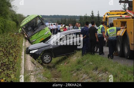 Bildnummer: 55768644 Datum: 15.08.2011 Copyright: imago/Xinhua (110815) -- CHANGCHUN, 15 agosto 2011 (Xinhua) -- Un autobus danneggiato e un'auto sono visti sul sito di un incidente stradale nella provincia di Jilin della Cina nord-orientale, 15 agosto 2011. Quattro sono stati confermati morti e altri 17 sono rimasti feriti quando un autobus che trasportava un gruppo da Taiwan si è schiantato in un fosso stradale dopo aver collidito con un'auto su una superstrada nella provincia di Jilin nella Cina nord-orientale lunedì pomeriggio. Tutti e quattro i morti, compresi un uomo e tre donne, venivano da Taiwan. Dei 17 feriti, 15 erano turisti di Taiwan. (Xinhua/Zhou Jun) (ljh) CHINA-J. Foto Stock