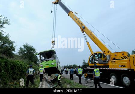 Bildnummer: 55772012  Datum: 15.08.2011  Copyright: imago/Xinhua (110815) -- CHANGCHUN, Aug. 15, 2011 (Xinhua) -- Rescuers work at the site of a road accident in northeast China s Jilin Province, Aug. 15, 2011. Four were confirmed dead and 17 others were injured when a bus carrying a tour group from Taiwan crashed into a roadside ditch after colliding with a car on an expressway in northeast China s Jilin Province Monday afternoon. All the four dead, including a man and three women, were from Taiwan. Of the 17 injured, 15 were Taiwan tourists. (Xinhua/Wu Ran) (mcg) CHINA-JILIN-CHANGCHUN-ROAD A Stock Photo