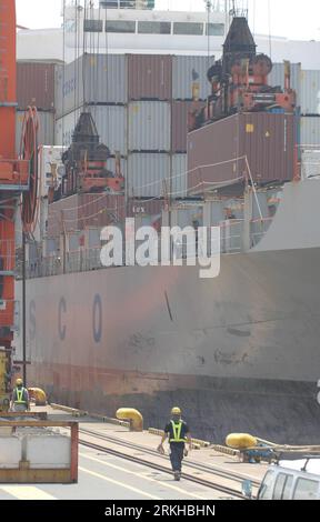 Bildnummer: 55804055 Datum: 18.08.2011 Copyright: imago/Xinhua (110818) -- TOKYO, 18 agosto 2011 (Xinhua) -- Un lavoratore cammina su una nave cargo al porto Ooi di Tokyo, capitale del Giappone, il 18 agosto 2011. Le esportazioni giapponesi sono diminuite del 3,3% a luglio rispetto a un anno prima, a causa di uno yen forte e della domanda oltremare che ha influito negativamente sul commercio, il Ministero delle Finanze ha dichiarato in un rapporto preliminare giovedì. (Xinhua/Kenichiro Seki) (msq) JAPAN-EXPORT PUBLICATIONxNOTxINxCHN Wirtschaft Schifffahrt Verkehr Hafen Containerhafen xjh x0x 2011 hoch Bildnummer 55804055 Data 18 08 2011 Copyright IM Foto Stock