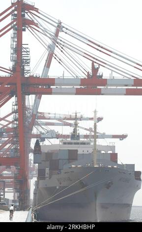 Bildnummer: 55804056 Datum: 18.08.2011 Copyright: imago/Xinhua (110818) -- TOKYO, 18 agosto 2011 (Xinhua) -- Una nave cargo è vista nel porto di Ooi a Tokyo, capitale del Giappone, il 18 agosto 2011. Le esportazioni giapponesi sono diminuite del 3,3% a luglio rispetto a un anno prima, a causa di uno yen forte e della domanda oltremare che ha influito negativamente sul commercio, il Ministero delle Finanze ha dichiarato in un rapporto preliminare giovedì. (Xinhua/Kenichiro Seki) (msq) JAPAN-EXPORT PUBLICATIONxNOTxINxCHN Wirtschaft Schifffahrt Verkehr Hafen Containerhafen xjh x0x 2011 hoch Bildnummer 55804056 Data 18 08 2011 Copyright Imago XINHUA Foto Stock
