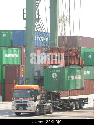 Bildnummer: 55804054 Datum: 18.08.2011 Copyright: imago/Xinhua (110818) -- TOKYO, 18 agosto 2011 (Xinhua) -- i lavoratori scaricano container dai camion al porto Ooi di Tokyo, capitale del Giappone, il 18 agosto 2011. Le esportazioni giapponesi sono diminuite del 3,3% a luglio rispetto a un anno prima, a causa di uno yen forte e della domanda oltremare che ha influito negativamente sul commercio, il Ministero delle Finanze ha dichiarato in un rapporto preliminare giovedì. (Xinhua/Kenichiro Seki) (msq) JAPAN-EXPORT PUBLICATIONxNOTxINxCHN Wirtschaft Schifffahrt Verkehr Hafen Containerhafen Verladung LKW xjh x0x 2011 hoch Bildnummer 55804054 Data 18 Foto Stock