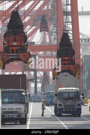 Bildnummer: 55804053 Datum: 18.08.2011 Copyright: imago/Xinhua (110818) -- TOKYO, 18 agosto 2011 (Xinhua) -- i lavoratori scaricano container dai camion al porto Ooi di Tokyo, capitale del Giappone, il 18 agosto 2011. Le esportazioni giapponesi sono diminuite del 3,3% a luglio rispetto a un anno prima, a causa di uno yen forte e della domanda oltremare che ha influito negativamente sul commercio, il Ministero delle Finanze ha dichiarato in un rapporto preliminare giovedì. (Xinhua/Kenichiro Seki) (msq) JAPAN-EXPORT PUBLICATIONxNOTxINxCHN Wirtschaft Schifffahrt Verkehr Hafen Containerhafen Verladung LKW xjh x0x 2011 hoch Bildnummer 55804053 Data 18 Foto Stock