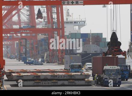 Bildnummer: 55804052 Datum: 18.08.2011 Copyright: imago/Xinhua (110818) -- TOKYO, 18 agosto 2011 (Xinhua) -- i lavoratori scaricano container dai camion al porto Ooi di Tokyo, capitale del Giappone, il 18 agosto 2011. Le esportazioni giapponesi sono diminuite del 3,3% a luglio rispetto a un anno prima, a causa di uno yen forte e della domanda oltremare che ha influito negativamente sul commercio, il Ministero delle Finanze ha dichiarato in un rapporto preliminare giovedì. (Xinhua/Kenichiro Seki) (msq) JAPAN-EXPORT PUBLICATIONxNOTxINxCHN Wirtschaft Schifffahrt Verkehr Hafen Containerhafen Verladung LKW xjh x0x 2011 quer Bildnummer 55804052 Data 18 Foto Stock