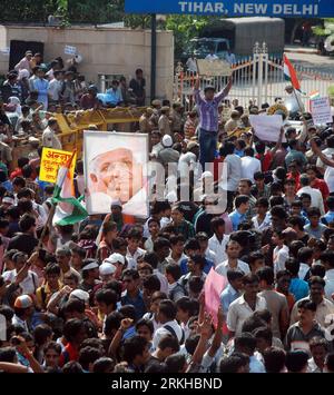 Bildnummer: 55804846  Datum: 18.08.2011  Copyright: imago/Xinhua (110818) -- NEW DELHI, Aug. 18, 2011 (Xinhua) -- Supporters of anti-corruption activist Anna Hazare attend a rally outside Tihar prison where Hazare is taken into custody in New Delhi, India, August 18, 2011. The renowned Indian anti-corruption crusader Anna Hazare struck a deal with police Thursday to hold a 15-day public hunger strike against graft, which may help end the nationalwide protests against the arrest of Anna Hazare. (Xinhua/Partha Sarkar) INDIA-NEW DELHI-ANTI-GRAFT ACTIVIST-RALLY PUBLICATIONxNOTxINxCHN Gesellschaft Stock Photo