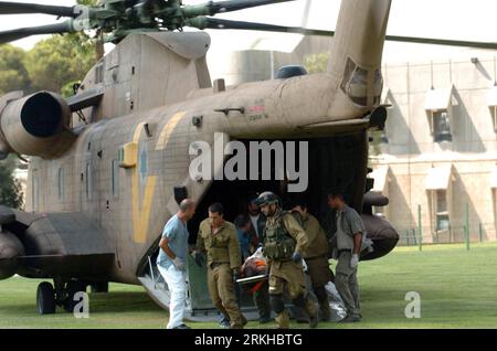 Bildnummer: 55805140 Datum: 18.08.2011 Copyright: imago/Xinhua (110818) -- , 18 agosto 2011 (Xinhua) -- Un ferito viene portato all'ospedale Soroka di Beer Sheva, a seguito dei tre attacchi terroristici che hanno avuto luogo nel nord di Eilat, nel sud di Israele, 18 agosto 2011. In una serie di attacchi contro un autobus civile, una pattuglia militare e un veicolo privato nel sud di Israele giovedì a mezzogiorno, i militanti hanno ucciso sette israeliani e ferito decine di altri, hanno riferito i media locali. (Xinhua/Jini) ISRAELE--ATTACCA PUBLICATIONxNOTxINxCHN Gesellschaft xns 2011 quer premiumd o0 Anschlag, Terroranschlag, Terror, te Foto Stock