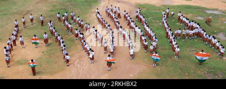 Bildnummer: 55804871  Datum: 18.08.2011  Copyright: imago/Xinhua (110818) -- Agartala, Aug. 18, 2011 (Xinhua) -- School children stand and form the letters ANNA during a rally in support of India s anti-corruption social activist Anna Hazare in Agartala, capital of India s northeastern state of Tripura, on Aug. 18, 2011. Anti-corruption social activist Anna Hazare and his team have compelled Delhi Police to allow them fast in Ramlila ground of central Delhi for 15 days as thousands more keep rallying across India on the third consecutive day Thursday to support his anti-corruption crusade. (Xi Stock Photo