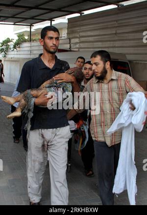 Bildnummer: 55805109 Datum: 18.08.2011 Copyright: imago/Xinhua (110818)-- GAZA, 18 agosto 2011 (Xinhua) -- Un uomo palestinese porta il corpo del bambino di due anni Malek Khaled Shaat, ucciso con suo padre in un bombardamento aereo israeliano, nell'ospedale di al-Najar a Rafah, nella Striscia di Gaza meridionale, 18 agosto. 2011. Hanno dichiarato alcune fonti, sei palestinesi, tra cui un militante anziano, sono stati uccisi giovedì pomeriggio in un attacco aereo israeliano nella Striscia di Gaza meridionale. (Xinhua/Khaled Omar) (wjd) MIDEAST-GAZA-ISRAELE-ATTACCO AEREO-CONFLITTO PUBLICATIONxNOTxINxCHN Gesellschaft Politik Nahostkonflikt Opfer Luftangriff Angr Foto Stock