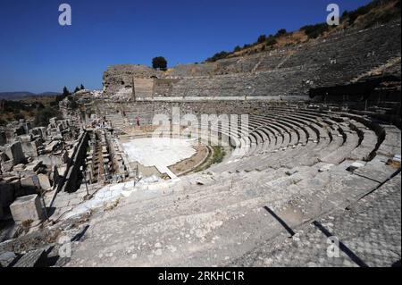 Bildnummer: 55805187 Datum: 18.08.2011 Copyright: imago/Xinhua (110819) -- IZMIR, 19 agosto 2011 (Xinhua) -- foto scattata il 18 agosto 2011 mostra il sito del grande teatro di Efeso, Turchia. Efeso (Efeso greco antico, Efeso turco) era un'antica città greca, e più tardi una grande città romana, vicino all'attuale Selcuk, provincia di Smirne, Turchia. È una delle città romane più grandi e meglio conservate del mondo. In epoca romana, fu per molti anni la seconda città più grande dell'Impero Romano, posizionandosi dietro Roma, la capitale dell'impero. Efeso aveva una popolazione di oltre 250.000 abitanti Foto Stock