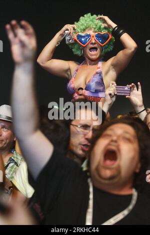 Bildnummer: 55805632  Datum: 18.08.2011  Copyright: imago/Xinhua (110819) -- BELGRADE, Aug. 19, 2011 (Xinhua) -- cheer at the concert of Scottish rock band Simple Minds during the 9th Belgrade Beer Festival in the Serbian capital of Belgrade, late Aug. 18, 2011. The festival, opened on Wednesday, will end on Sunday night. (Xinhua/Marko Rupena) (yh) SERBIA-BELGRADE-BEER FESTIVAL PUBLICATIONxNOTxINxCHN Gesellschaft Bierfestival xns 2011 hoch o0 Fans    Bildnummer 55805632 Date 18 08 2011 Copyright Imago XINHUA  Belgrade Aug 19 2011 XINHUA Cheer AT The Concert of Scottish Rock Tie Simple Minds du Stock Photo