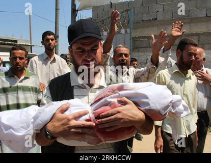 Bildnummer: 55806391 Datum: 19.08.2011 Copyright: imago/Xinhua (110819) -- GAZA, 19 agosto 2011 (Xinhua) -- un uomo palestinese porta il corpo del bambino di due anni Malek Khaled Shaat morto giovedì durante un raid aereo israeliano con suo padre durante i funerali nella città meridionale di Rafah nella Striscia di Gaza il 19 agosto 2011. Sei palestinesi sono stati uccisi giovedì in un attacco aereo israeliano nella Striscia di Gaza, ore dopo che Israele ha accusato i militanti palestinesi di essere dietro ad attacchi che nel sud di Israele. (Xinhua/Khaled Omar) (srb) MIDEAST-GAZA-FUNERALE PUBLICATIONxNOTxINxCHN Gesellschaft Politik Trauer B Foto Stock