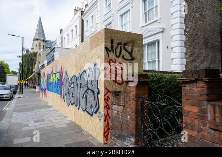 Londra, Regno Unito. 25 agosto 2023. Le proprietà vengono abbattute prima del Carnevale di Notting Hill, poiché si prevede che il più grande festival di strada d'Europa, che celebra la cultura caraibica, accoglierà ogni giorno oltre 1 milione di persone. È stato anche riferito che Kensington e Chelsea Council hanno finanziato un fine settimana di vacanza per 41 adulti anziani e vulnerabili che vivono sulla strada del Carnevale che potrebbero lottare per lasciare le loro proprietà durante i festeggiamenti credito: Stephen Chung / Alamy Live News Foto Stock