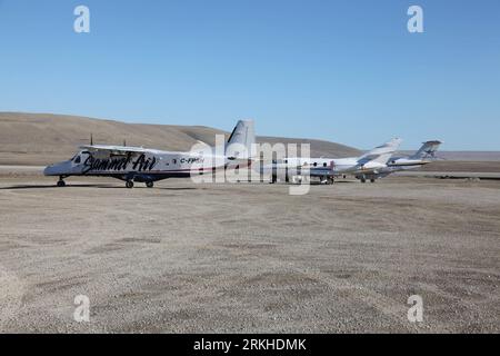 Bildnummer: 55808819  Datum: 25.08.2010  Copyright: imago/Xinhua (110821) -- OTTAWA, Aug. 21,  (Xinhua) -- File photo taken on Aug. 25, 2010 shows the Resolute Bay airport, Nunavut, in Canada s High Arctic. A Boeing 737 passenger jet crashed on Saturday near Resolute Bay, Nunavut, in Canada s High Arctic, killing 12 and injuring three others on board, local media reported. (Xinhua/Zhang Dacheng)(axy) CANADA-PLANE CRASH PUBLICATIONxNOTxINxCHN Gesellschaft Flugzeug Flughafen xdf  quer    Bildnummer 55808819 Date 25 08 2010 Copyright Imago XINHUA  Ottawa Aug 21 XINHUA File Photo Taken ON Aug 25 2 Stock Photo