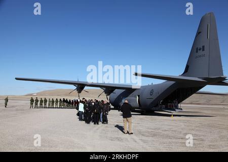 Bildnummer: 55808821 Datum: 25.08.2010 Copyright: imago/Xinhua (110821) -- OTTAWA, 21 agosto (Xinhua) -- foto del file scattata il 25 agosto 2010 mostra l'aeroporto Resolute Bay, Nunavut, nell'alto Artico del Canada. Un aereo passeggeri Boeing 737 si è schiantato sabato vicino Resolute Bay, Nunavut, nell'alto Artico del Canada, uccidendo 12 persone e ferendo altri tre a bordo, hanno riferito i media locali. (Xinhua/Zhang Dacheng)(axy) CANADA-PLANE CRASH PUBLICATIONxNOTxINxCHN Gesellschaft Flugzeug xdf quer premiumd Bildnummer 55808821 Date 25 08 2010 Copyright Imago XINHUA Ottawa Aug 21 XINHUA file Photo taken ON Aug 25 2 Foto Stock