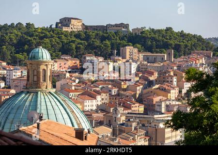 Edifici sulle colline della città portuale di Ancona nelle Marche in Italia. Foto Stock