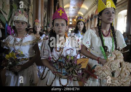 Bildnummer: 55810252  Datum: 21.08.2011  Copyright: imago/Xinhua (110822) -- SUCHITOTO, Aug. 22, 2011 (Xinhua) -- Youths dressed in costume participate in the 22nd Corn Festival in Suchitoto, northen San Salvador, El Salvador on Aug. 21, 2011. The Corn Festival borned in 1989 is held to thank the gods for the harvest. (Xinhua/Ernesto Bonilla) (yt) EL SALVADOR-SUCHITOTO-CORN FESTIVAL PUBLICATIONxNOTxINxCHN Gesellschaft Tradition Maisfest Mais Erntedank Frau Mädchen xda x0x 2011 quer     Bildnummer 55810252 Date 21 08 2011 Copyright Imago XINHUA   Aug 22 2011 XINHUA Youths Dressed in costume par Stock Photo