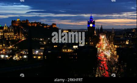Una vista aerea notturna di Edimburgo, Scozia, caratterizzata dallo skyline illuminato degli edifici della città Foto Stock