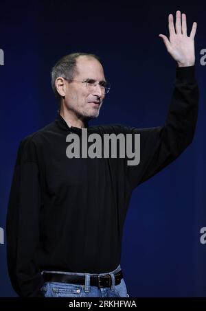 Bildnummer: 55827778 Datum: 02.03.2011 Copyright: imago/Xinhua (110824) -- SAN FRANCISCO, (Xinhua) -- Apple Inc Il CEO Steve Jobs saluta durante il lancio dell'iPad 2 a San Francisco, negli Stati Uniti, in questa foto del file del 2 marzo 2011. Jobs si è dimesso da amministratore delegato (CEO) di Apple, ha detto la società il 24 agosto 2011. (Xinhua/Qi Heng) (zw) U.S.-APPLE-JOBS-CEO-RESIGN PUBLICATIONxNOTxINxCHN People Wirtschaft Porträt premiumd xns x0x 2011 hoch Bildnummer 55827778 Data 02 03 2011 Copyright Imago XINHUA San Francisco XINHUA CEO di Apple Inc Steve Jobs Waves durante il lancio Foto Stock