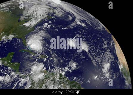 Bildnummer: 55831003  Datum: 25.08.2011  Copyright: imago/Xinhua (110825) -- WASHINGTON D.C., Aug. 25, 2011 (Xinhua) -- In the image released by NASA, the GOES-13 satellite saw Hurricane Irene moving through the Bahamas on August 25, 2011 at 1402 UTC (10:02 a.m. EDT). U.S. officials on Thursday warned Hurricane Irene, which is approaching the East Coast of the United States, could impact not only the coastal regions, but inland as well. (Xinhua/NASA/NOAA GOES Project) (wjd) US-HURRICANE-IRENE-APPROACH PUBLICATIONxNOTxINxCHN Gesellschaft Wetter Satellitenfoto Luftaufnahme Hurrikan Sturm Wirbels Foto Stock