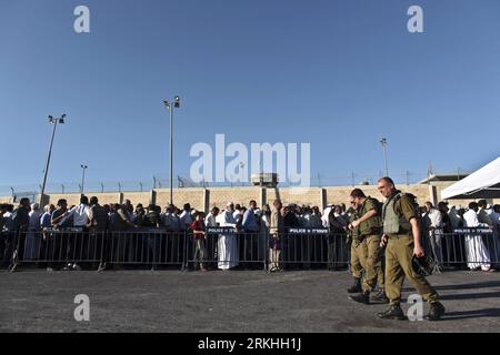 Bildnummer: 55833468  Datum: 26.08.2011  Copyright: imago/Xinhua (110826) -- WEST BANK, Aug. 26, 2011 (Xinhua) -- Palestinians line up at the Israeli checkpoint of Qalandiya near the West Bank city of Ramallah as they seek to cross into Jerusalem to attend the last Friday prayers of the Islamic holy month of Ramadan at al-Aqsa Mosque, Aug. 26, 2011. (Xinhua/Fadi Arouri) MIDEAST-WEST BANK-RAMADAN-LAST FRIDAY PUBLICATIONxNOTxINxCHN Gesellschaft Westjordanland Nahostkonflikt Grenzposten Grenze Kontrolle Personenkontrolle xns 2011 quer  o0 Grenzkontrollen Palästina ISR Warten Wartende    Bildnumme Stock Photo