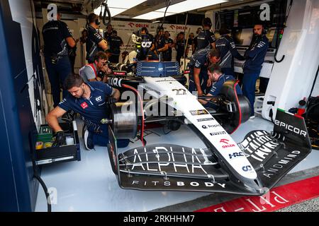 22 TSUNODA Yuki (jap), Scuderia AlphaTauri AT04, garage d'azione, box, durante il Gran Premio d'Olanda di Formula 1 2023 Heineken, tredicesima prova del Campionato Mondiale di Formula 1 2023 dal 25 al 28 agosto 2023 sul circuito di Zandvoort, a Zandvoort, Paesi Bassi Foto Stock