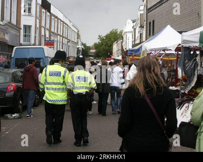 Bildnummer: 55834813 Datum: 27.08.2011 Copyright: imago/Xinhua (110827) -- LONDRA, agosto 27, 2011 (Xinhua) -- due agenti di polizia pattugliano sulla strada della processione del Carnevale di Notting Hill a Londra, Gran Bretagna, agosto 27, 2011. I residenti e i negozi lungo il percorso della processione si aspettano l'annuale Carnevale di Notting Hill, che si terrà il 28 e 29 agosto, con le precauzioni dovute ai disordini che avvengono all'inizio di agosto. Anche la polizia di Londra sarà in allerta durante il carnevale. (Xinhua/Bimal Gautam) UK-LONDON-NOTTING HILL CARNIVAL-PRECAUTIONS PUBLICATIONxNOTxINxCHN Gesellschaft England Karneval Karneval Foto Stock