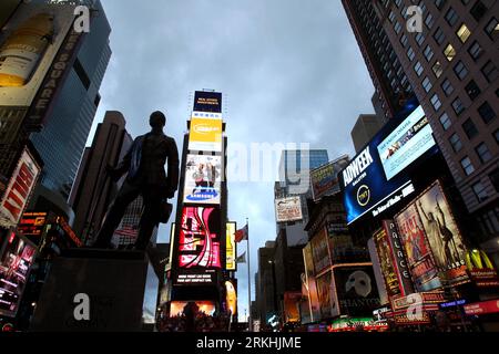 Bildnummer: 55836792  Datum: 28.08.2011  Copyright: imago/Xinhua (110829) -- NEW YORK, Aug. 29, 2011 (Xinhua) -- The crowded Times Square is seen in New York, Aug. 28, 2011. The storm Irene, which was a hurricane for days before weakening to tropical storm status earlier Sunday, still impacted the Biggle Apple till now. However, as of 4:30 p.m. the MTA restored limited bus service and some residents came out to enjoy the comparatively peaceful weather. (Xinhua/Wu Jingdan) USA-NEW YORK-STORM IRENE PUBLICATIONxNOTxINxCHN Gesellschaft Wetter Sturm Wirbelsturm xjh premiumd 2011 quer o0 Leuchtrekla Stock Photo