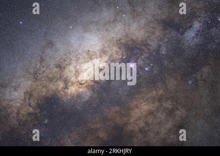 Ingrandita la via Lattea con il Sagittario e la Nebulosa della Laguna Foto Stock