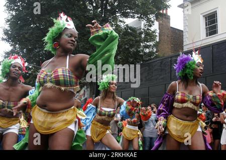 Bildnummer: 55848457 Datum: 29.08.2011 Copyright: imago/Xinhua (110829) -- LONDRA, ago. 29, 2011 (Xinhua) -- Revellers Parade in the Prossion on the Adults Day of the Notting Hill Carnival in West London, Britain, ago. 29, 2011. Il carnevale annuale di due giorni e la festa di strada più grande d'Europa si sono conclusi senza problemi con centinaia di migliaia di visitatori che sono venuti a divertirsi. Circa 6.500 agenti di polizia sono stati dispiegati a Notting Hill per paura che i disordini si ripetano all'inizio di agosto. (Xinhua/Bimal Gautam) UK-LONDON-NOTTING HILL CARNIVAL PUBLICATIONxNOTxINxCHN Gesellschaft Kultur Straßenfeste Karne Foto Stock