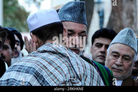 Bildnummer: 55853545  Datum: 30.08.2011  Copyright: imago/Xinhua (110830) -- KABUL, Aug. 30, 2011 (Xinhua) -- Afghan President Hamid Karzai embraces a would-be suicide bomber after the Eid al-Fitr prayer during a ceremony to mark the release of eight suicide bombers who are under 18, at the presidential palace in Kabul on Aug. 30, 2011. Karzai on Tuesday called on Taliban to give up insurgency and join the peace and reintegration process, denouncing use of children as suicide bombers. (Xinhua/Omid) AFGHANISTAN-KABUL-KARZAI PUBLICATIONxNOTxINxCHN People Politik x0x xtm 2011 quer premiumd     Bi Stock Photo