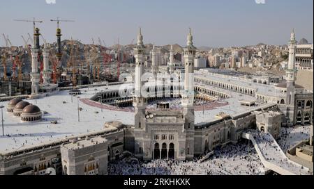 Bildnummer: 55857805 Datum: 30.08.2011 Copyright: imago/Xinhua (110830) -- LA MECCA, 30 agosto 2011 (Xinhua) -- Una visione generale della grande Moschea vista durante l'Eid al-Fitr Festival a Mecca, Arabia Saudita, 30 agosto 2011. Centinaia di migliaia di musulmani sono venuti qui per celebrare il Festival del Fast-Breaking. (Xinhua/Wang Bo) (wjd) ARABIA SAUDITA-EID-AL-FITR-FESTIVAL PUBLICATIONxNOTxINxCHN Gesellschaft Fastenbrechen Religion Islam Fastenzeit Ende Zuckerfest xtm 2011 quer o0 Gebäude große Moschee totale 55857805 Data 30 08 2011 Copyright Imago XINHUA Mecca ago 30 2011 XINHUA a General View of Foto Stock