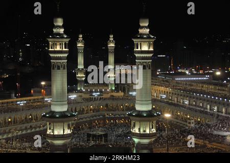 Bildnummer: 55857806  Datum: 29.08.2011  Copyright: imago/Xinhua (110830) -- MECCA, Aug. 30, 2011 (Xinhua) -- A general view of the Grand Mosque seen on the eve of the Eid al-Fitr Festival in Mecca, Saudi Arabia, Aug. 29, 2011. Hundreds of thousands of Muslims came here to celebrate the Festival of Fast-Breaking. (Xinhua/Wang Bo) (wjd) SAUDI ARABIA-EID-AL-FITR-FESTIVAL PUBLICATIONxNOTxINxCHN Gesellschaft Fastenbrechen Religion Islam Fastenzeit Ende Zuckerfest xtm 2011 quer  o0 Gebäude große Moschee nachts Totale sw    Bildnummer 55857806 Date 29 08 2011 Copyright Imago XINHUA  Mecca Aug 30 201 Stock Photo