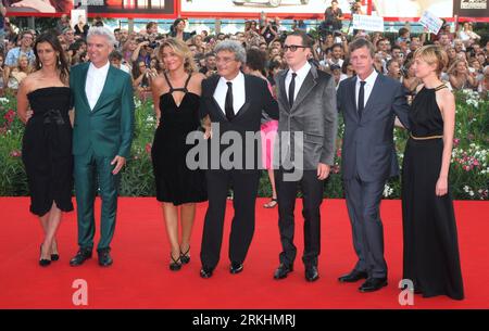 Bildnummer: 55869759  Datum: 31.08.2011  Copyright: imago/Xinhua (110831) -- VENICE, Aug. 31, 2011 (Xinhua) -- Jury members of main competition section David Byrne (2L), Mario Martone (C) with his wife (3L), Darren Aronofsky (3R) and Alba Rohrwacher (R) pose for photos on the red carpet during the opening of the 68th Venice International Film Festival in Venice, Italy, Aug. 31, 2011. (Xinhua/Wang Qingqin) ITALY-VENICE-FILM FESTIVAL- THE IDES OF MARCH -RED CARPET PUBLICATIONxNOTxINxCHN Entertainment Kultur People Film 68 Filmfestspiele Venedig Filmpremiere Premiere premiumd xns 2011 quer o0 Dav Foto Stock