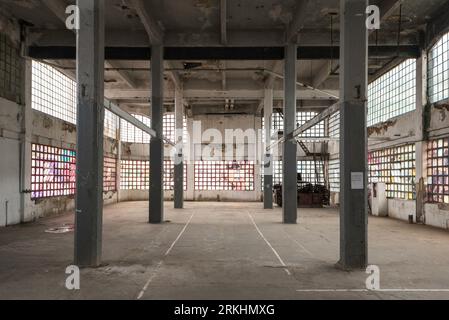 Spazio vuoto abbandonato all'interno della fabbrica Foto Stock