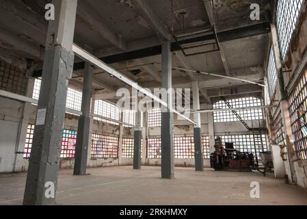 Spazio vuoto abbandonato all'interno della fabbrica Foto Stock