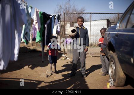 Bildnummer: 55877907 Datum: 24.08.2011 Copyright: imago/Xinhua (110901) -- JOHANNESBURG , 01 settembre 2011 (Xinhua) -- Sesethu Ngcinasee di 10 anni tiene un calcio scartato come giocattolo a Motswaledi informale insediamento di Soweto, Johannesburg, Sudafrica, 24 agosto 2011. I bambini nelle baraccopoli non hanno giocattoli di lusso come trasformatori, barbie o aeroplani telecomandati, ma si divertono molto giocando con un pezzo di filo metallico, una palla, un circuito stampato scartato o persino un pezzo di carta. Questi cosiddetti giocattoli portano felicità ai bambini, anche se può sembrare straziante agli altri. (Xinhua/ Foto Stock